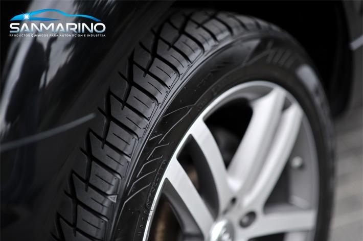 Neumático de coche abrillantado con producto Sanmarino