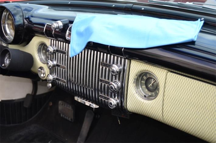 Interior do carro com pano de microfibra para limpar o painel